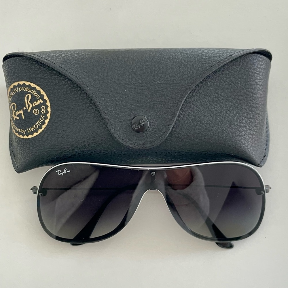 Ray-Ban Black and Silver Aviator-Style Sunglasses
